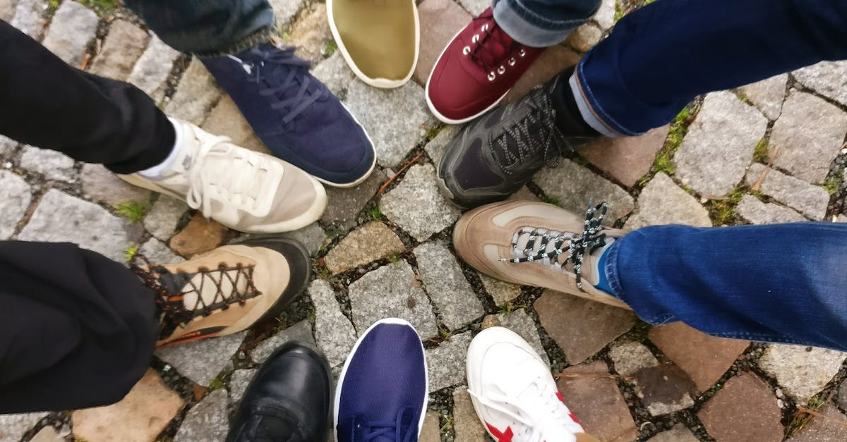 À propos Circle of sneakers on cobblestone pavement representing diversity and urban fashion.